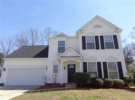 Homes for rent in matthews nc - The average home rent in Matthews is $1,713. On the average rent for a studio apartment in this municipal area is $1,548, and has a range from $1,121 to $1,703. A 1 bedroom apartment on average costs you $1,505 and ranges from $899 to $3,107. A 2 bedroom apartments averages $1,915 and ranges from $1,011 to $3,900.